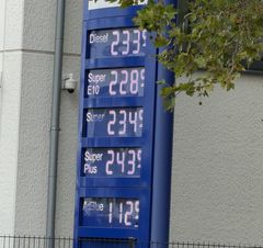 Rekordpreise an den Zapfs&auml;ulen